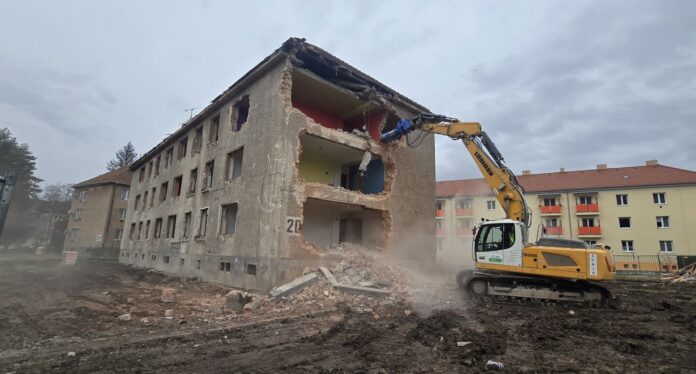 Začalo sa s búraním „205-ky“